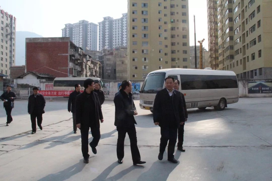 隴南市委常委、常務(wù)副市長張慶宏、副市長徐世林、市人大副主任陳榮等一行深入隴運集團(tuán)公司武都汽車站開展春節(jié)前走訪慰問活動