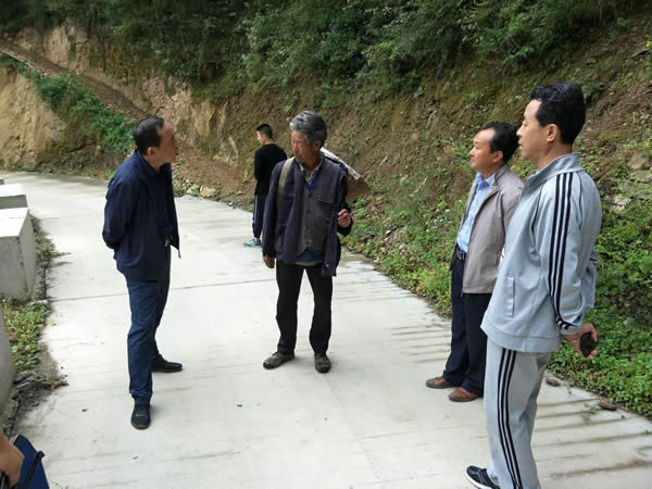 隴運(yùn)集團(tuán)公司黨委書記、董事長李寅祥同志深入琵琶鎮(zhèn)寧強(qiáng)村開展幫扶工作