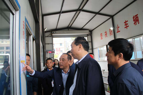 市安委辦主任、安監(jiān)局局長(zhǎng)李永宏一行到隴運(yùn)集團(tuán)公司檢查指導(dǎo)工作