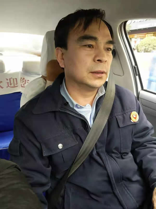 【拾金不昧】為隴運(yùn)集團(tuán)潤(rùn)祥出租車公司駕駛員“王劉德”點(diǎn)贊??！