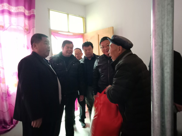 隴運(yùn)集團(tuán)公司開展“解難題、辦實(shí)事、送溫暖”主題黨日活動(dòng)