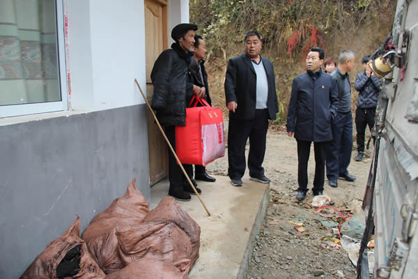隴運(yùn)集團(tuán)公司開展“解難題、辦實(shí)事、送溫暖”主題黨日活動(dòng)
